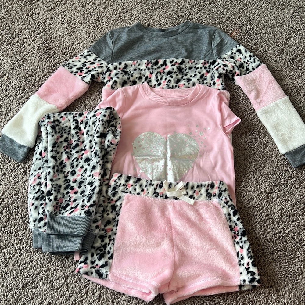 BCBG Set of 4 Fleece set!
